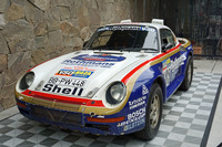 会場の外に飾られていた「ポルシェ959」のパリ・ダカールラリー仕様。