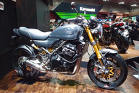 モーターショーでは、「Z900RS」のカスタマイズモデルもいくつか展示された。写真はモトコルセが手がけたもので、オーリンズ製の倒立フロントフォークやカーボンパーツ、レザーシートなどがおごられている。