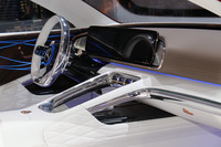 コックピット。コンセプトカーゆえに「ロールス・ロイス・カリナン」より自由が許されているとはいえ、ブランドとしての考え方の違いが明白で興味深い。