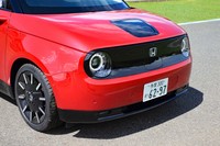 丸目2灯のヘッドランプが主張するフロントマスク。バンパー中央部が欧州向けナンバープレートと同じサイズにくぼんでいることからも、かの地を重視していることがうかがえる。