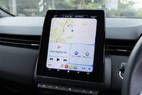 縦長のセンターディスプレイは9.3インチの大画面。「Apple CarPlay」もご覧のとおりの見やすさだ。