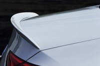 トランクリッドにはボディーと同色のコンパクトなリップスポイラーが備わる。