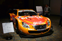 会場に置かれた「ENEOS SC430」。4.8リッターV8ユニット（480ps、52kgmオーバー）を搭載する。車重は1100kg以上。