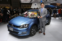 「フォルクスワーゲン・ゴルフ」とともに記念撮影に応じる庄司 茂社長。このたびはおめでとうございます。