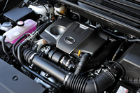 238psを発生する2リッター直4ターボユニット。無鉛プレミアムガソリン仕様となる（「300h」は無鉛レギュラーガソリン仕様）。