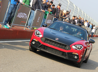 ファンミーティング「アバルトデー2016」で愛好者たちの注目を浴びる「アバルト124スパイダー」。2016年10月26日、イタリア北部パヴィア郊外で。