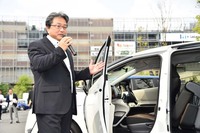 報道陣の前で製品説明を行う粥川さん。手塩にかけたわが子の晴れ舞台とあって、その声にも熱がこもる。
