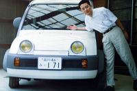 【写真5】「日産エスカルゴ」と。ユーモラスな見た目とは裏腹に、きびきびと走るクルマだった。