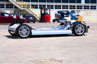 「モデルS」の土台となるランニングコンポーネント。向かって右側が車体の前方。バッテリーはホイールベース間の床下に敷き詰められるため、オーバーハングに重量物はない。駆動用モーターは後輪の間に搭載されている。前後の重量配分は48：52と理想的。