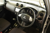 インテリアにおける最大の変更点は、インパネの3連メーターが大型化し、シルバーのフチどりがなされたこと。オジサンとしては、高級感アップの方向より、ワイルド感アップとか別の方向に行ってほしかった。でも、インテリアの基調色が黒から茶になったのはお洒落だと思う。