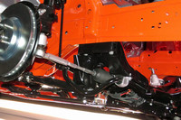 リアサスペンションのスタビライザーは、足まわりではなく車体に取り付けられる。