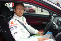 欧州版「シビック・タイプR」のドライバーズシートに収まったジェンソン・バトン。「F1マシンとはまったく違うけど、とっても楽しいクルマだよ」とのこと。