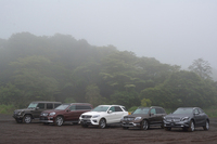 「メルセデスのSUVそろい踏み」の図。写真左から「Gクラス」「GLクラス」「Mクラス」「GLKクラス」、そして今回新たに仲間入りした「GLAクラス」。
    