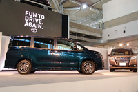 「ヴォクシー ZS」のサイドビュー。シリーズ中最も大きな16インチホイールを装備する。
    