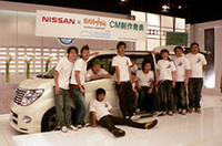 「エルグランド」に乗り込み、ご満悦の『はねトび』メンバー。