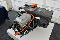 FCVの技術的なキモとなるFCスタックは、前席の下にレイアウトされる。これにより酸素と水素が反応、得られた電気でモーターを駆動する。
    