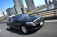 悠然と“泳ぐ”ように進む「メルセデス・マイバッハS600」。なお、メルセデス・マイバッハには4.7リッターV8ツインターボ＋9ATの「S550」もある。価格は2200万円。こちらで十分以上であろうことは明白ながら、一番上のモノでなければならない人が世の中にはいる。