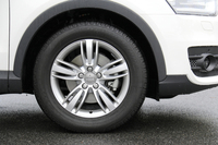 「1.4 TFSI」のタイヤサイズは235/55R17が標準。オプションで235/50R18サイズのタイヤと、ツートンカラーの5スポークアルミホイールの組み合わせを選ぶことができる。
    