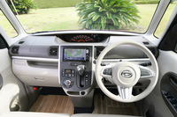 「タントX“SA”」のインパネまわり。テスト車はディーラーオプションで用意されている、8インチのメモリーナビを装備していた（11万7493円）。