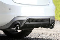 リアエンドのディフューザー付きバンパーとデュアルスポーツテールパイプは、「R-DESIGN」ならではの個性的なディテールだ。