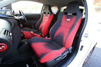 ツートンカラーのスポーツシートは、トヨタ紡織が開発を手掛けたもの。サポート性を高めつつも、運転操作を妨げない形状を実現したという。コシのよさも自慢だ。