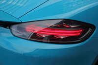 テールライトの凝った内部構造が、クリアカバー越しにうかがえる。