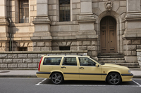 ボルボにとって初の大型FFモデルとして、1991年6月に登場した「850」。ステーションワゴンの「エステート」は1993年2月に追加された。
    