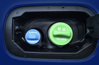 ディーゼル排ガス浄化用のAdBlue（尿素水溶液）の補充口（水色のキャップ）は、燃料給油口の脇に設置されている（写真は別の試乗車のもの）。