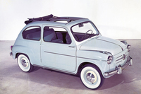 ダンテ・ジアコーザ設計の戦前生まれの傑作である初代「フィアット500」の後継モデルとして1955年に登場した「フィアット600」。設計は同じくジアコーザで、全長約3.3mのコンパクトなボディーのリアに直4 OHV633cc（後に767cc）エンジンを搭載。これをベースにフィアットは57年に2代目「500」、64年に「850」をリリースした。