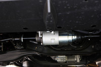 「RX450h」にのみ設定される「電動アクティブスタビライザー」。荷室の下をのぞくと見える。バージョンSに標準装備され、ベースの450hとバージョンLはオプション設定となる。