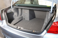 前後重量配分の最適化のため、バッテリーはトランクルームに搭載された。トランクの左奥側をバッテリーが侵食しているが、トランクルーム容量は460リッターを確保している。