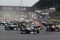 ポールシッターのハミルトンが先頭で1コーナーへ。予選2位のベッテルもそのまま2位、3番グリッドのロメ・グロジャンは3位で続いた。（Photo=Mercedes）
    