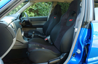 “クロスオーバー”の運転席とは思えない（？）、サイドサポートの大きなバケットシート。サポート性はもちろん高く、滑らないアルカンタラ表皮も手伝って、ドライバーをガッチリとホールドする。