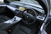 試乗車は「Mスポーツ」パッケージ装着車。シフトパドル付きの専用ステアリングホイールやアルミのインテリアトリムを備える。