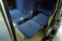 セカンドシートの補助席は、裏がカップホルダーになっている。