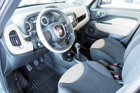 「500L リビング」のダッシュボードは、基本的に「500L」と同じ。3代目「パンダ」に始まった新世代フィアットの意匠を継承している。