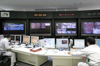 施設制御室は、5万4600カ所の道路内施設を管理する。112本のトンネルの中でも最重要のトンネル8本は、モニターに常時カメラ映像が表示されている。なお、画面上部のタイマーは、トンネル火災時のスプリンクラーが自動で作動する「3分」をカウントダウンするもの。