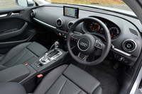 テスト車のシート表皮は、高級レザーとされる「ミラノ」。アイスシルバーの車体色に限って選べるオプションである。