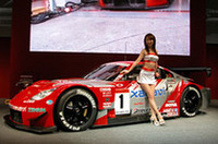 ステージ中央には、2004年、全日本GT選手権のGT500クラスデビュー年にはやくもチャンピオンに輝いた「Xanavi NISMO Z」が飾られていた。さらに35周年記念車やNISIMOの「S-tune GT」などを含め、日産ブース以外にも「フェアレディZ」は数多く出展されていた。