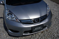 「フィット」にそっくりなフロントまわりは、専用のバンパーなどで、やや細面になっている。