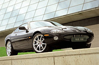 
	「XJR100」（上）と「XKRクーペ」
	 