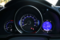 ガソリン車のメーターは3連式。中央に見られるブルーの照明がグリーンに変色することで、“燃費のよい運転”ができていることをドライバーに知らせる。
    