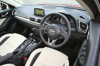 グレードにより、ダッシュボードの中央には7インチのマルチインフォメーションディスプレイが、メーターフード上部にはヘッドアップディスプレイが備わる。