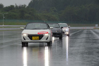 直線路では、ステアリングの中高速操舵（そうだ）特性や、サスペンションの安定性テストに対応している。