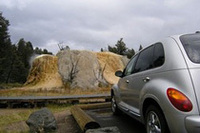 イエローストーンの間欠泉といえばこの温水の噴水。1時間ほどのインターバルで噴出する。