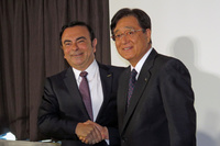 握手を交わす日産のカルロス・ゴーン社長兼最高経営責任者（写真左）と、三菱自動車の益子 修取締役会長兼CEO（同右）。