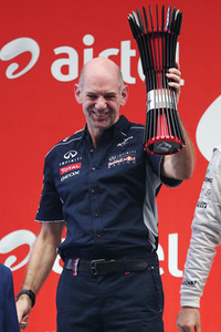 レッドブルは4年連続でコンストラクターズチャンピオンに。この活躍の立役者、チーフ・テクニカル・オフィサーのエイドリアン・ニューウェイが壇上に上がった。（Photo=Red Bull Racing）
    