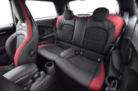 2人掛けの後席。乗車定員は、全部で4人である。
    