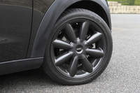 タイヤサイズは205/60R16が標準だが、テスト車にはオプションの225/45R18サイズのタイヤが装着されていた。