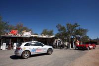 「ルート66」沿いのドライブインで、1956年式「コルベット」とご対面。50年の変化を象徴するようなツーショット。